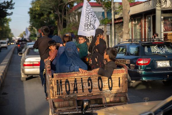 ماته شوې ژمنه: د ټرمپ ادارې څنګه د افغانانو د خوندیتوب لارې چارې له منځه یوړې؟