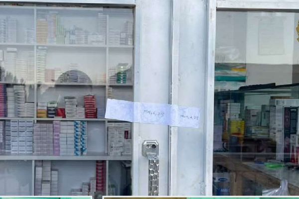 طالبان تغلق 29 صيدلية ومركزاً طبياً في بغلان