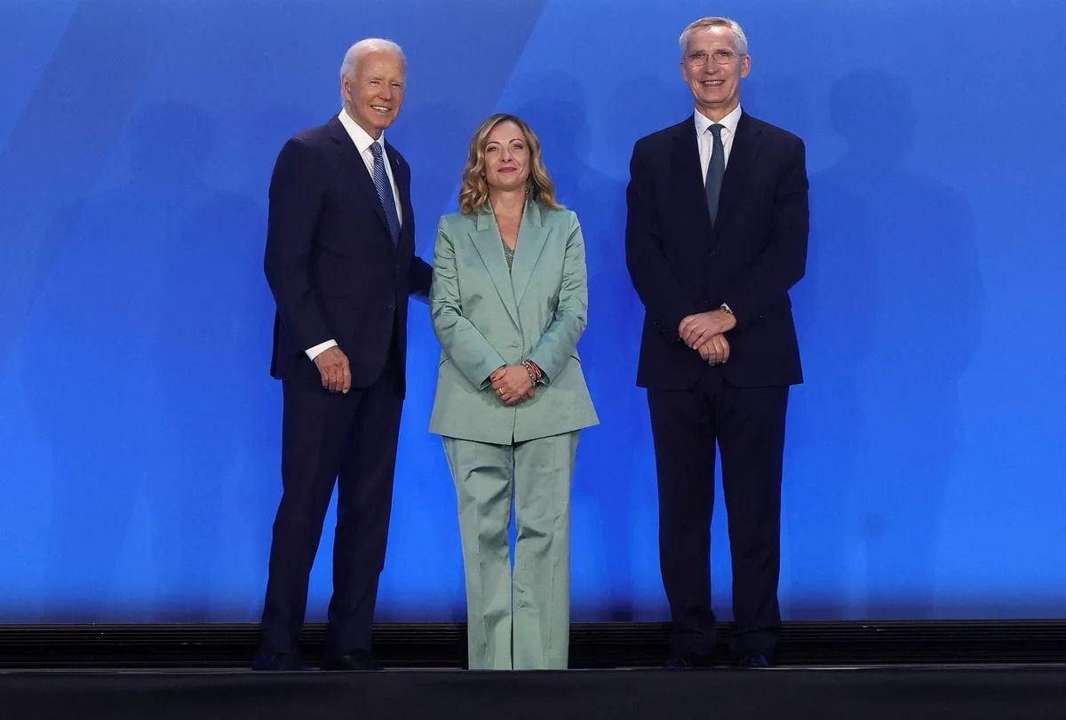 رسانه‌های ایتالیایی گزارش داده‌اند که قد خانم ملونی بین ۱.۵۸ تا ۱.۶۳ متر است