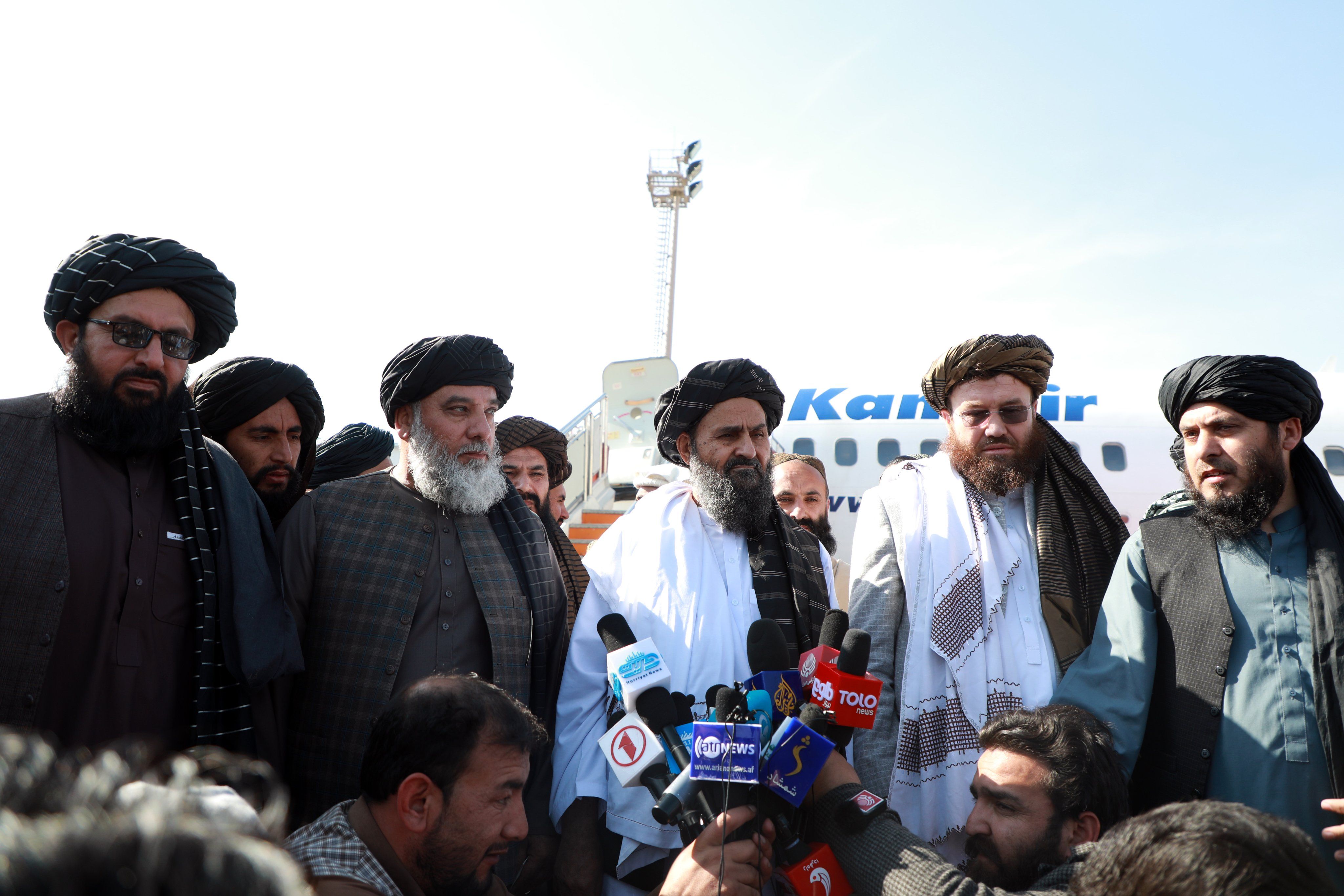 ملا غني برادر؛ ازبکستان په اوړي کې افغانستان ته برېښنا زیاتوي او تعرفه یې کموي