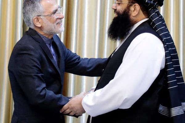 إيران تعلن استعدادها للوساطة بين طالبان وباكستان