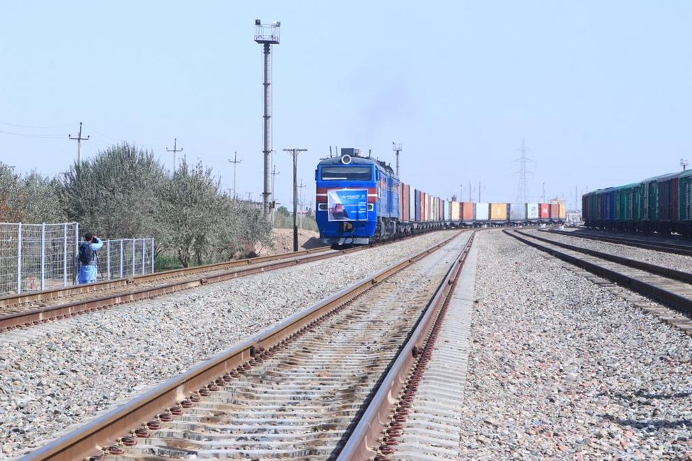 طالبان می‌گوید واردات سوخت، مواد غذایی و ساختمانی از ایران همچنان ادامه دارد