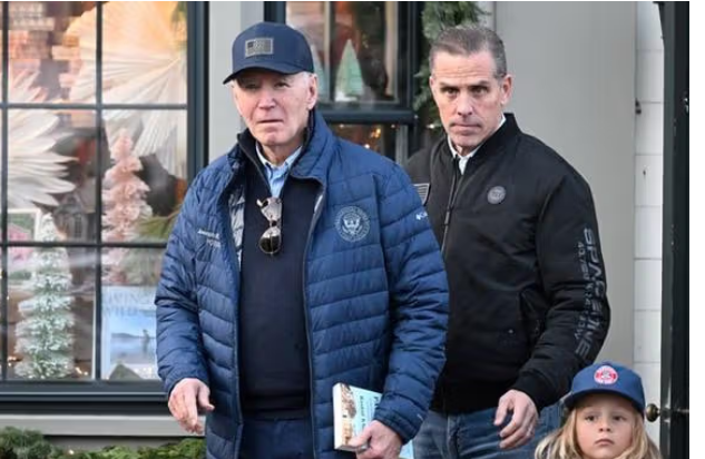 ابن بايدن يحمّل والده مسؤولية الانسحاب الفوضوي من أفغانستان