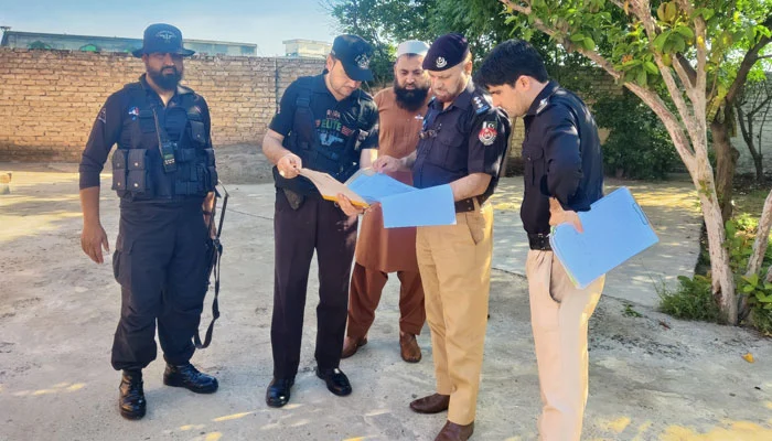 ناپېژاندو کسانو د خیبر پښتونخوا په نوښار ولسوالۍ کې یو افغان کډوال په ډزو وژلی دی