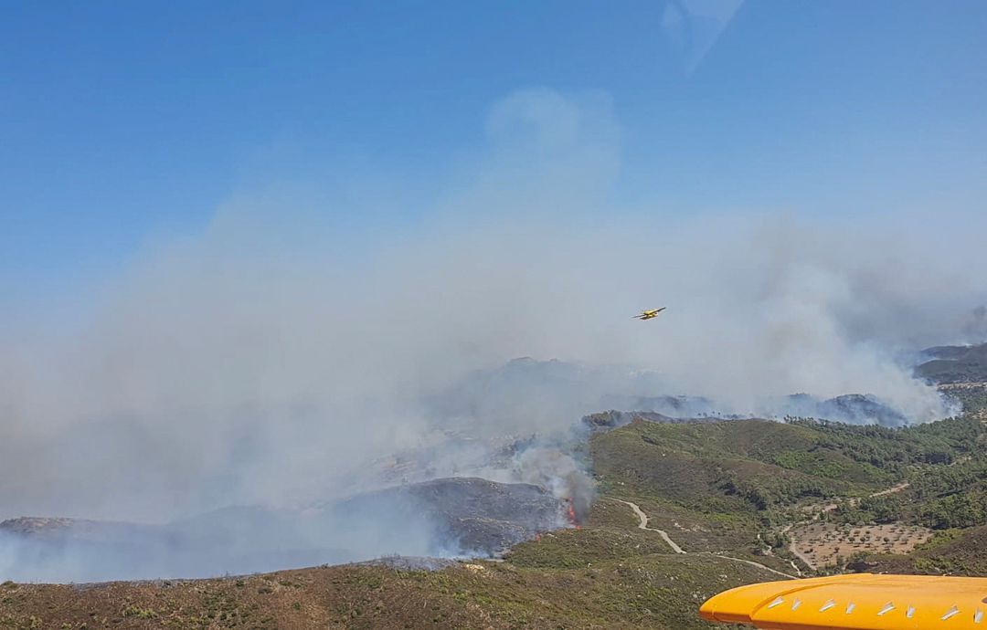 ادامه آتش‌سوزی در جزیره‌ای در یونان جهانگردان بیشتری را وادار به ترک این کشور کرد