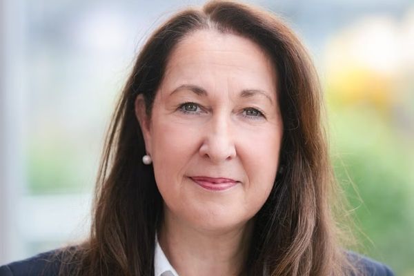 یک شهردار زن آلمان پس از حمله با چاقو با وضعیت وخیم به شفاخانه منتقل شد