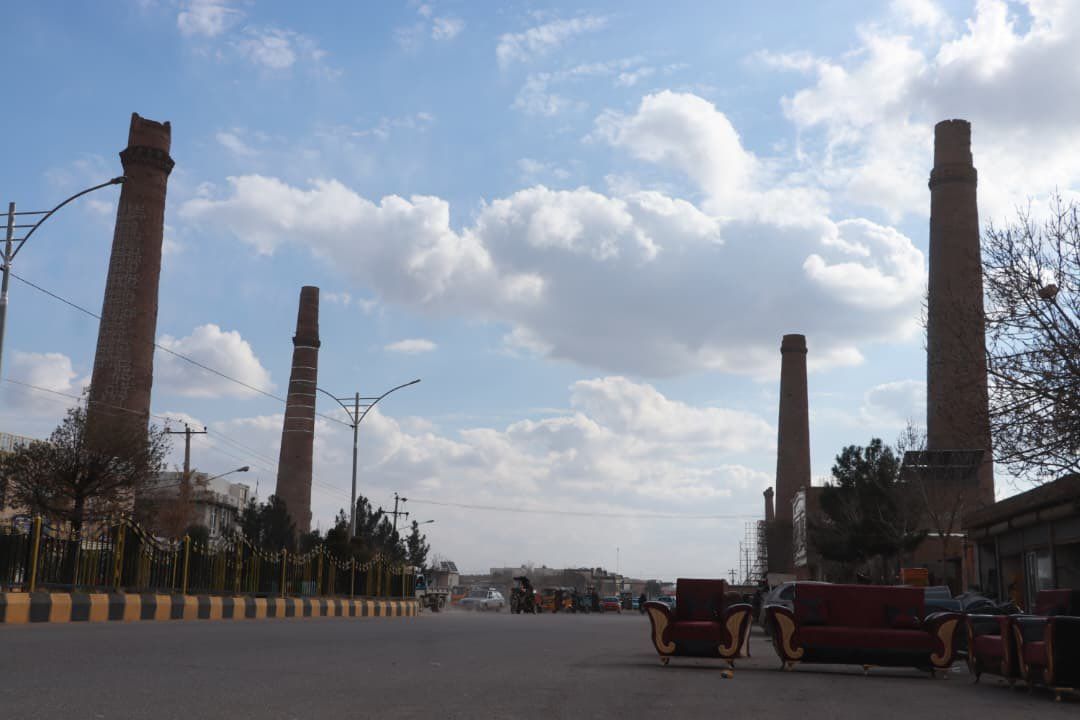 په هرات کې د طالبانو والي د منارو پر سړک د موټرو پر تګ راتګ بندیز ولګاوه