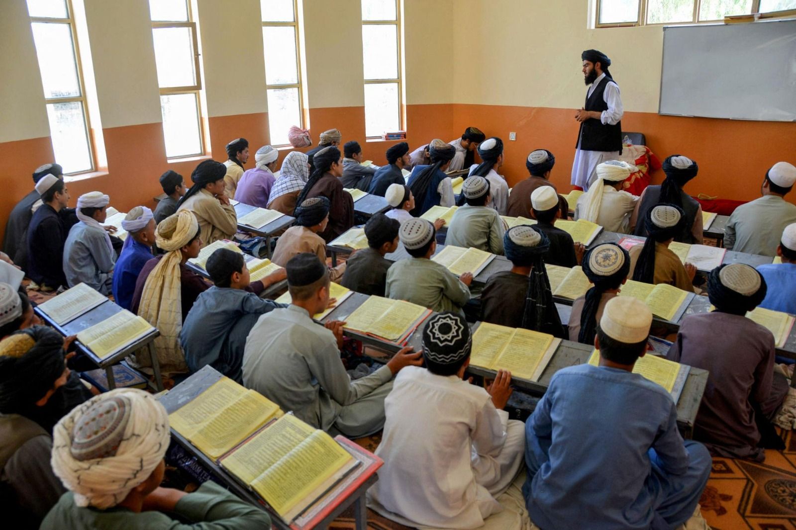 د اختر په مناسبت؛طالبانو مدرسو ته مېلیونونه افغانۍ ځانګړې کړې خو ښوونکو تنخوا نه‌ده اخیستې