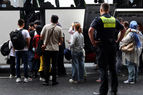 ۶۲ افغانانو د پیسو په بدل کې جرمني ته د تګ له غوښتنې لاس اخېستی