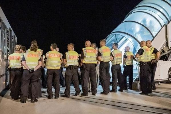 للمرة الثانية.. ألمانيا ترحّل 81 أفغانيًا مدانًا إلى كابل بالتنسيق مع طالبان