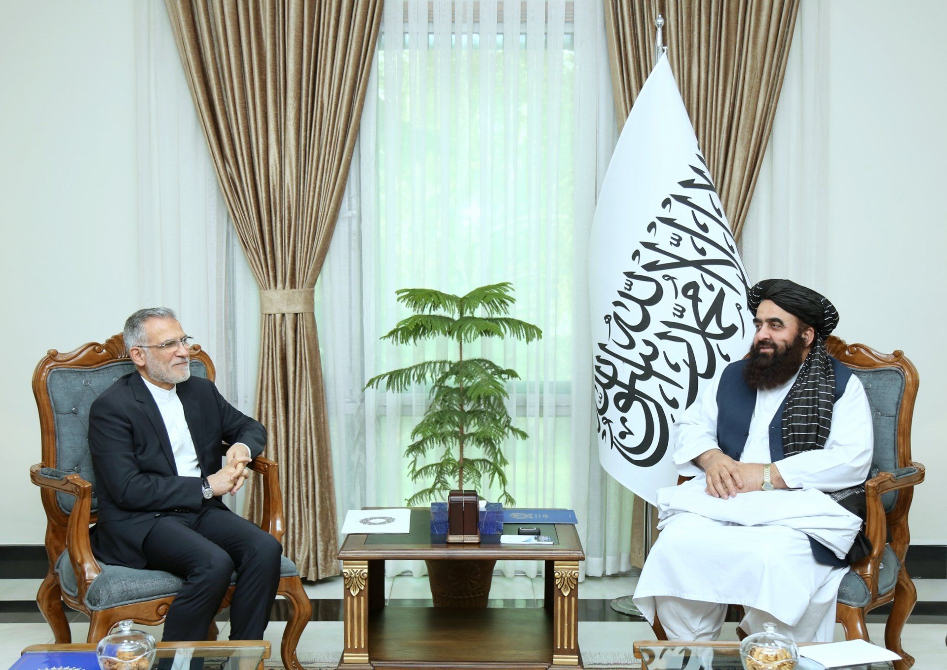 د ایران د بهرنیو چارو وزیر امیرخان متقي ته د ایران د سفر بلنه ور کړې