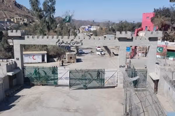 طالبان میگوید دستکم دو کودک در تیراندازی نظامیان پاکستان در تورخم کشته شدند