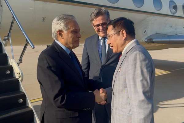 نشست سه جانبه پاکستان، چین، طالبان؛ اسحاقدار وارد بیجینگ شد، متقی فردا میرود