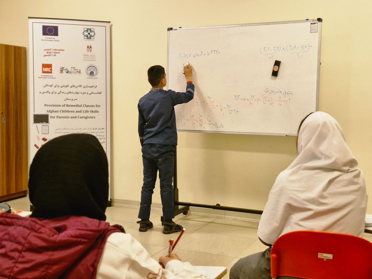 د ناروې د کډوالو شورا په ایران کې د افغان کډوالو ماشومانو ته درسي ټولګي جوړ کړي 