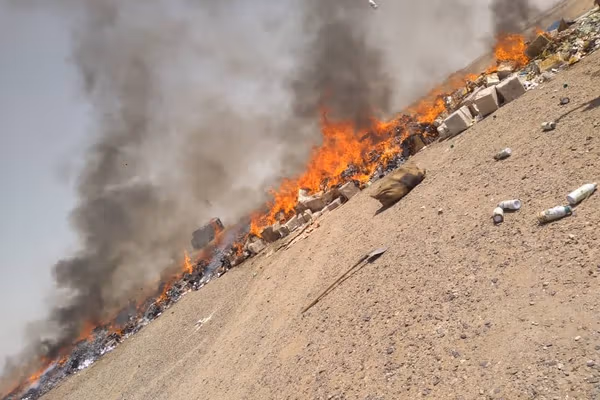 طالبان وايي په هلمند کې یې نږدې ۱۲نیم ټُنه قاچاقي مواد سوځولي دي