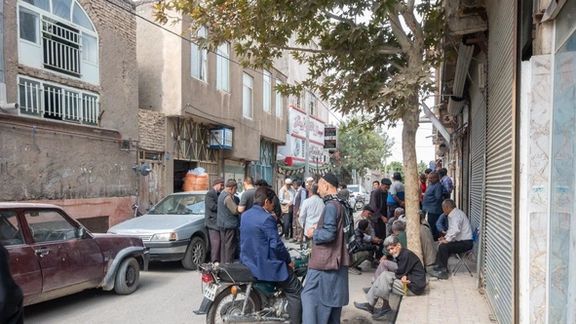 یک خبرنگار مهاجر افغان در ایران میگوید افراد ناشناس او را "لتوکوب و مجروح" کردند