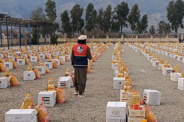 طالبان وايي په کونړ کې له ۶۹۱ جبري راستنو شویو او ۷۵۰ زلزلهځپلو کورنیو سره مرستې وشوې