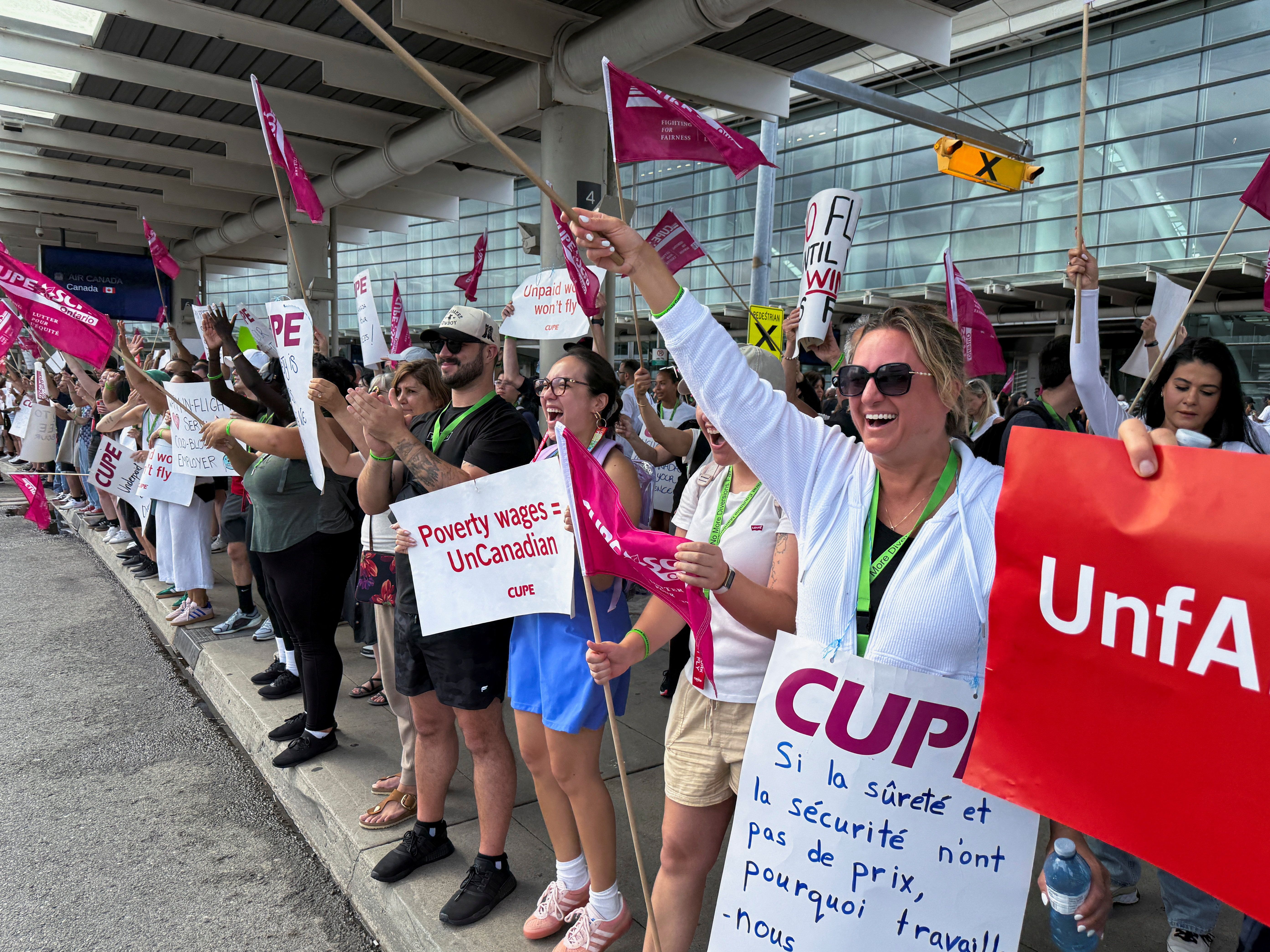  کارکنان اعتصاب کننده در برابر میدان هوایی پیرسون تورنتو