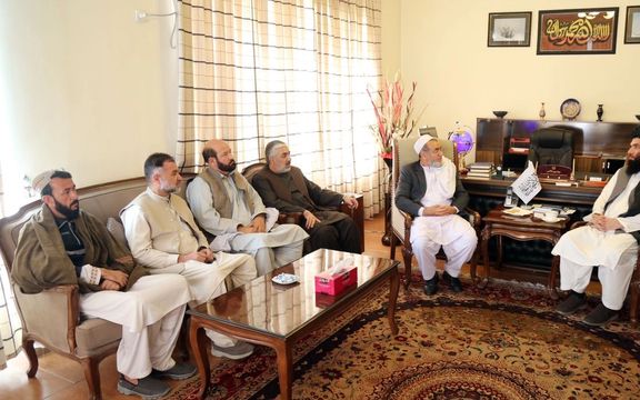 طالبانو یو شمېر پخوانیو حکومتي چارواکو ته د خوندیتوب کارتونه ورکړل