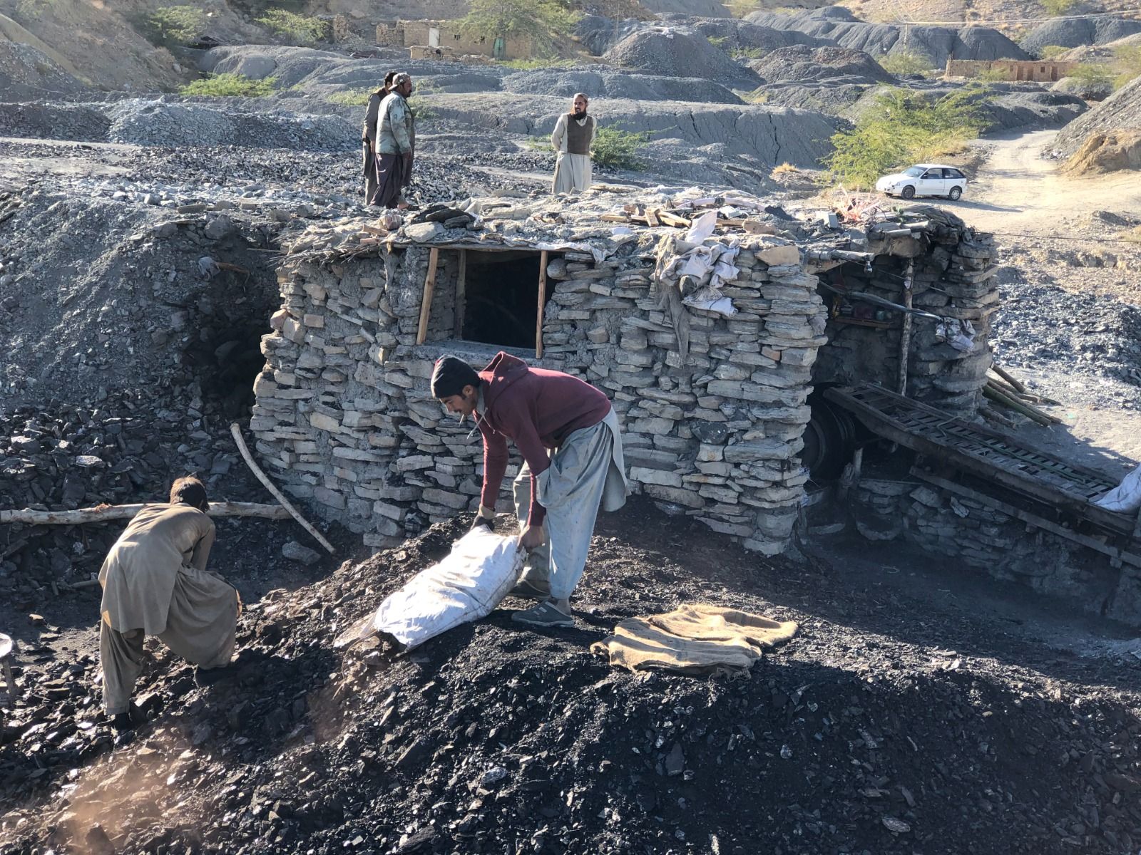 بلوچستان کې د افغان کان‌کېندونکو ناوړه وضعیت؛ یوازې تېره میاشت ۴ کان‌کېندونکي مړه شوي