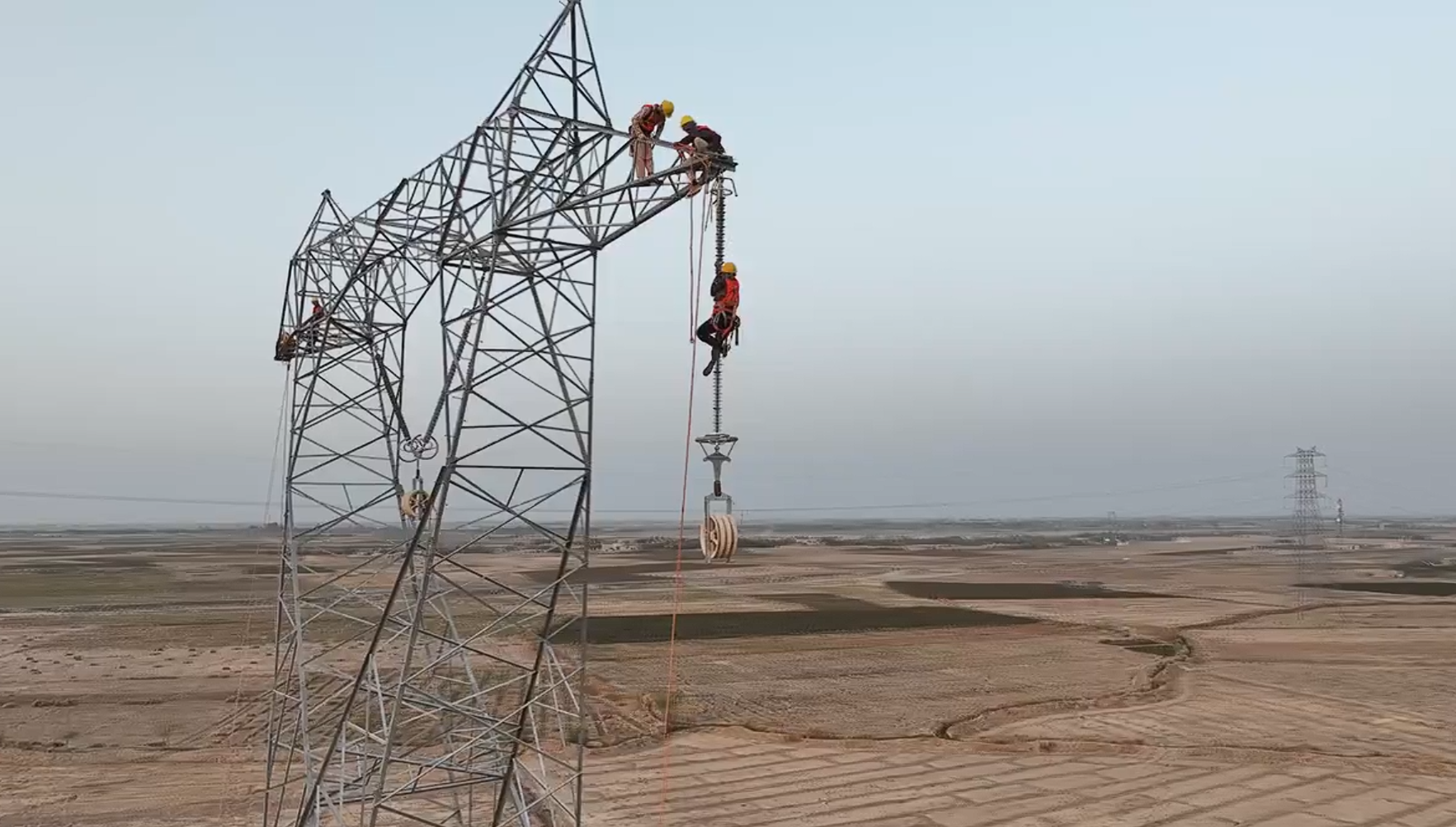 ازبکستان تر ۲۰۲۶ کال پورې افغانستان ته برېښنا ور کوي