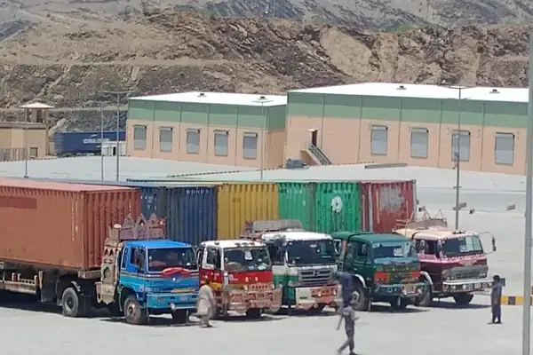 د تورخم له لارې افغانستان ته د ملګرو ملتونو د مرستو ۷۳ کانټینر لېږدول شوي