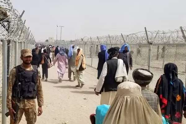 More Than 300 Afghans Released From Pakistani Prisons