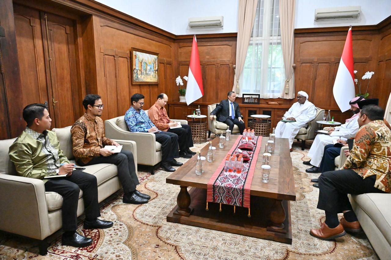 د افغانستان لپاره د اسلامي همکاریو سازمان استازي د اندونیزیا له چارواکو سره لیدلي دي