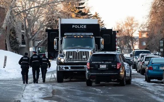 یک نوجوان ۱۶ ساله در کانادا پس از شلیک به مادرش، دو پولیس را کشت و خودکشی کرد