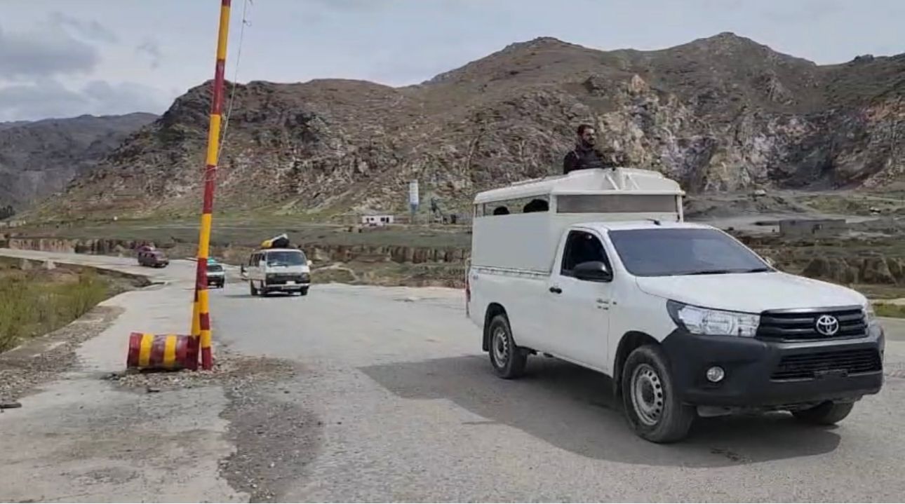 پاکستاني پولیسو افغانستان ته د ستنولو لپاره د افغان کډوالو لومړۍ ډله تورخم ته ولېږدوله