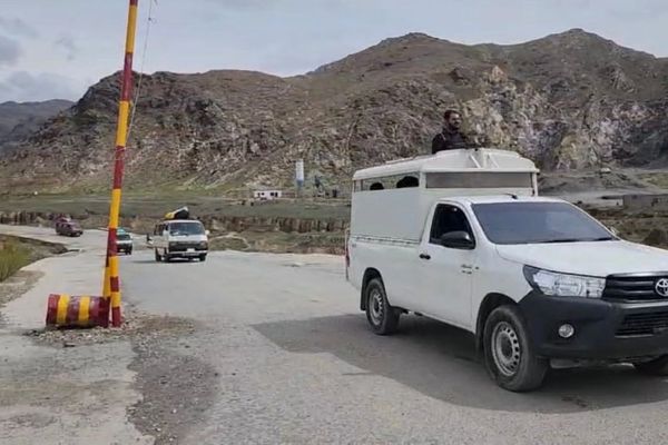 پاکستاني پولیسو افغانستان ته د ستنولو لپاره د افغان کډوالو لومړۍ ډله تورخم ته ولېږدوله