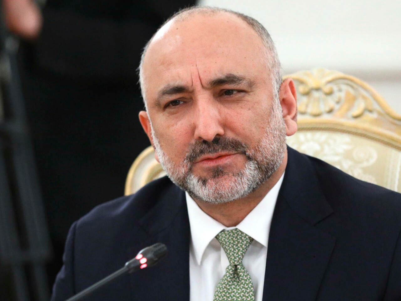 حنیف اتمر می‌گوید بستن نمایندگی‌های دیپلوماتیک و قنسولی افغانستان یک اشتباه تاریخی است