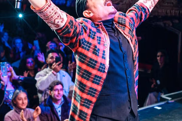 مشهور افغان سندرغاړي د «تورو قدرتونو» پر وړاندې د ایران د خلکو د مبارزې ستاینه وکړه