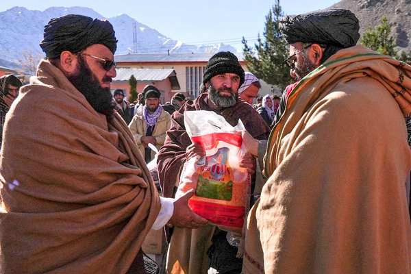 طالبانو په څلورو ولایتونو کې پر بېرته راستنو شویو کډوالو او بېوزلو کورنیو مرستې وېشلي دي