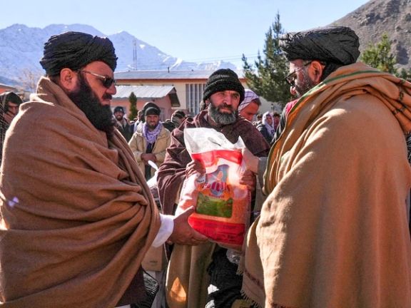 طالبانو په څلورو ولایتونو کې پر بېرته راستنو شویو کډوالو او بېوزلو کورنیو مرستې وېشلي دي