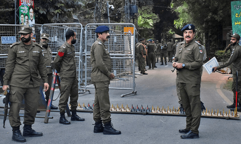 په راولپنډۍ کې پاکستاني پولیسو ۱۱۰ افغانان د جبري اخراج مرکزونو ته لېږدولي