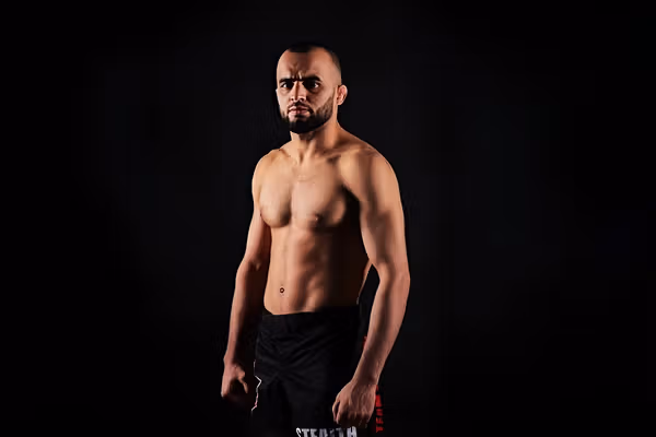 کریم بدخشی، ورزشکار افغان برای کسب کمربند قهرمانی در اسپانیا آماده میشود