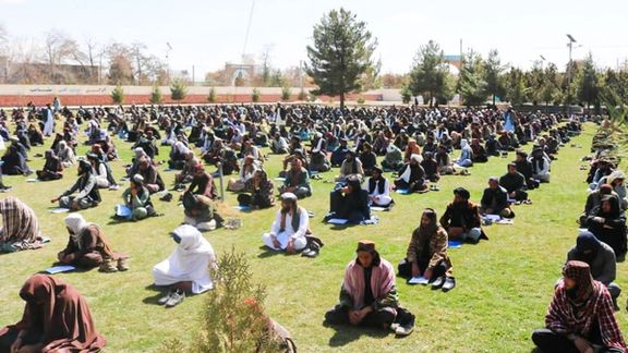 طالبانو په ښوونځيو کې د جذب لپاره له نېږدې ۸ زره وسله والو ازموينه واخيسته