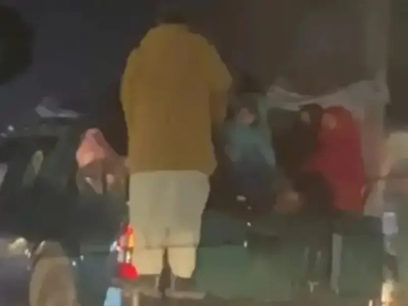 طالبانو په کابل کې یو شمېر مېرمنې د بې حجابۍ په تور نیولې او په عسکري رینجر موټر کې یې کېنولې دي