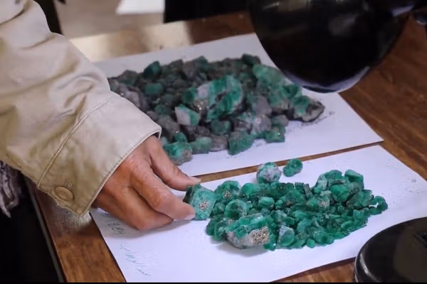 طالبانو په پنجشېر کې څه باندې ۴زره قیراطه زمرد پلورلي