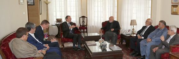 حامد کرزی او د بریتانیا شارژدافیر د افغانستان د وضعیت په تړاو وغږېدل