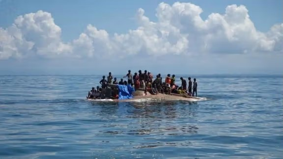 اندونیزیا کې د یوې بېړۍ د ډوبېدو په پېښه کې د مړو شمېر شپږو کسانو ته لوړ شو