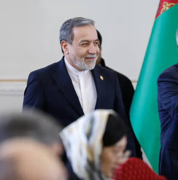 وزير الخارجية الإيراني: لا يمكن تحقيق السلام في أفغانستان من دون تعاون دول الجوار