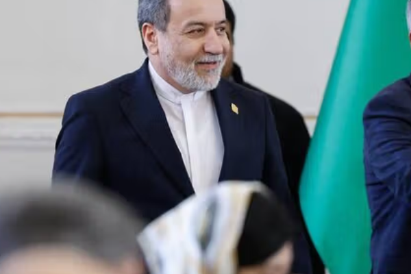 وزير الخارجية الإيراني: لا يمكن تحقيق السلام في أفغانستان من دون تعاون دول الجوار