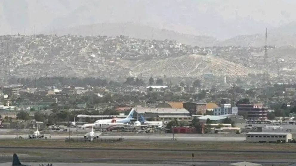 طالبانو د کابل په هوایي ډګر کې یوه همجنس خوښې نجلۍ او د هغې بهرنی ملګری نیولی دی