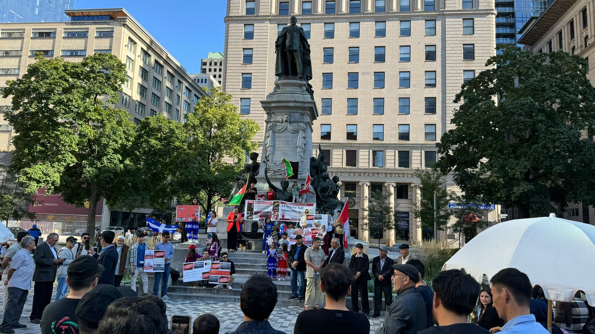 شماری از افغان‌ها در شهر مونتریال کانادا به 'نسل‌کشی هزاره‌ها' در افغانستان اعتراض کردند 