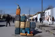 طالبان معیار واردات مواد نفتی در افغانستان را به گونه موقت تغییر داد
