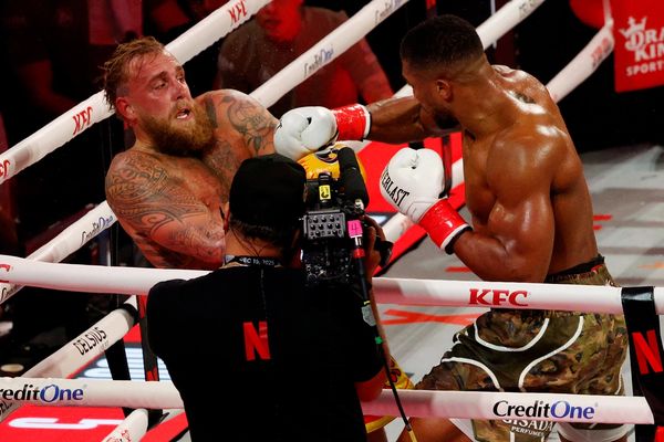 آنتونی جوشوا مشتزن بریتانیایی در راوند ششم جیک پاول را ناکاوت کرد