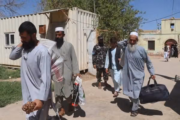 طالبانو د فراه او جوزجان له زندانونو د ۲۱ ښځو په ګډون ۱۶۴ بندیان خوشې کړي دي