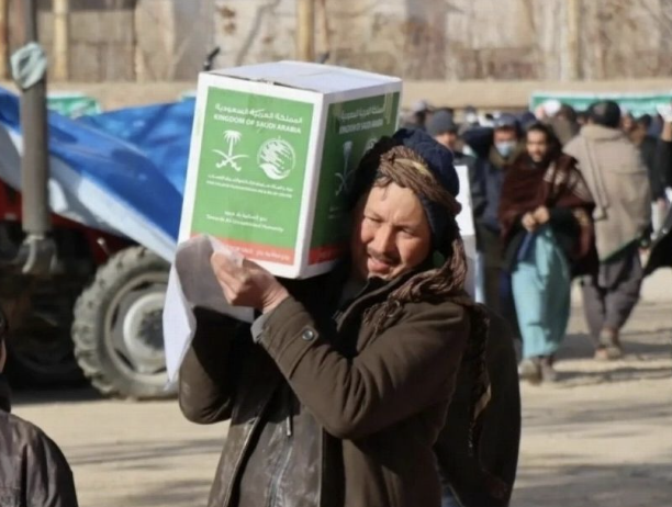 وزّع مركز الملك سلمان للإغاثة والأعمال الإنسانية 570 سلة غذائية في مدينة شبرغان